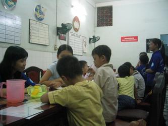 Chơi Trung thu với trẻ em nghèo H. Bình Chánh