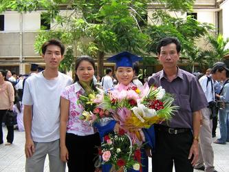Đề 2: Bé hãy kể những kỉ niệm tuổi thơ sâu sắc với gia đình.